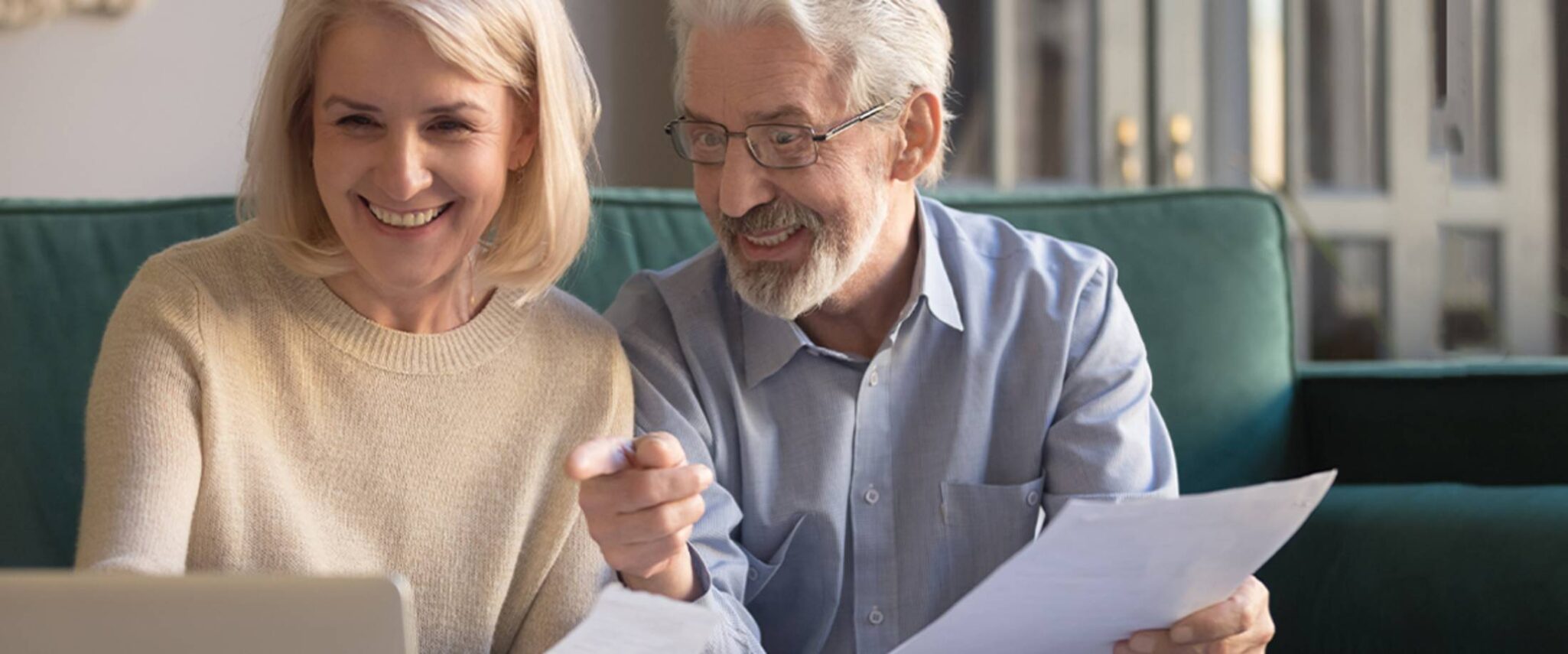 senior couple learning about senior living contracts